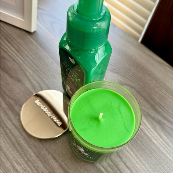 Bath & Body Works Vanilla Bean Noel Hand Soap and Candle Bundle - Picture 2 of 3
